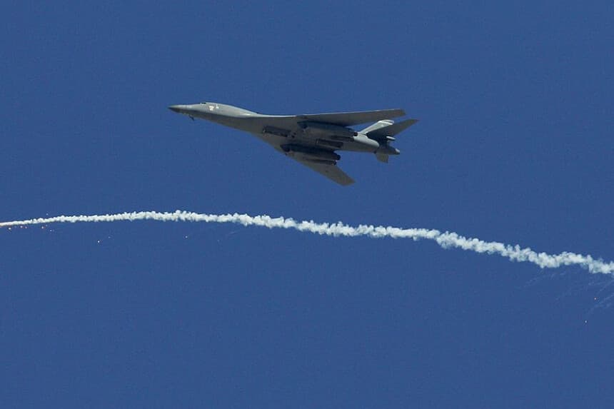 Un B-1B Lancer vuela junto a una bengala lanzada por otro B-1B durante una demostración de potencia de fuego de la Fuerza Aérea de EE. UU. en el campo de pruebas y entrenamiento de Nevada, el 14 de septiembre de 2007. (Foto de Ethan Miller/Getty Images)