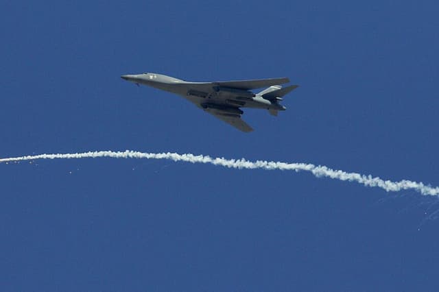 Un B-1B Lancer vuela junto a una bengala lanzada por otro B-1B durante una demostración de potencia de fuego de la Fuerza Aérea de EE. UU. en el campo de pruebas y entrenamiento de Nevada, el 14 de septiembre de 2007. (Foto de Ethan Miller/Getty Images)
