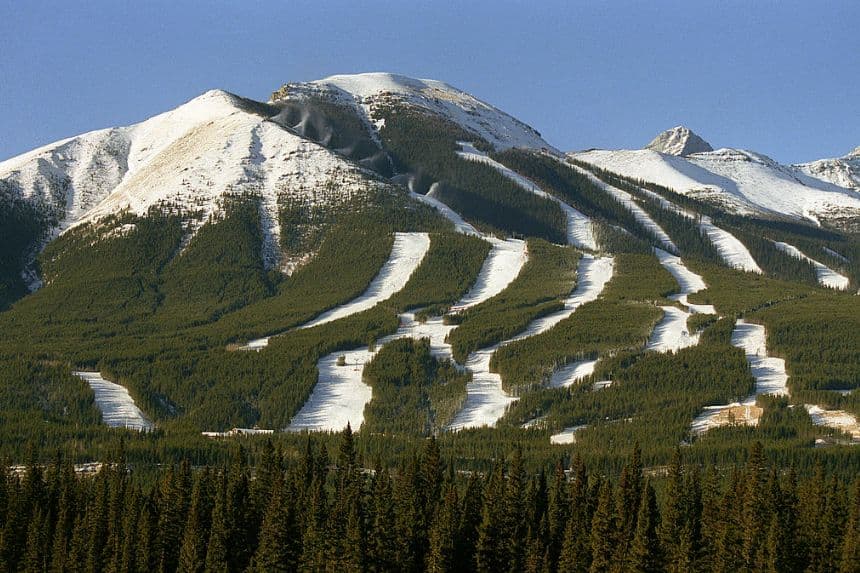 Fotografía tomada el 5 de enero de 1988 de la estación de esquí de Nakiska, sede elegida para las pruebas de esquí alpino de los próximos Juegos Olímpicos de Invierno en Calgary, Canadá. (JOHN GIBSON/AFP a través de Getty Images)