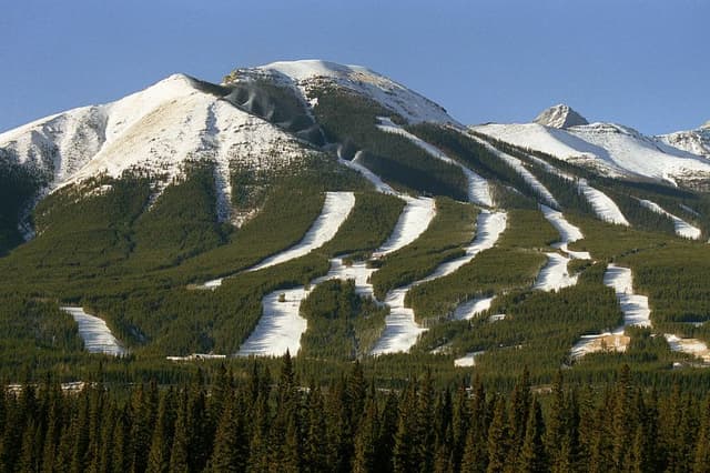 Fotografía tomada el 5 de enero de 1988 de la estación de esquí de Nakiska, sede elegida para las pruebas de esquí alpino de los próximos Juegos Olímpicos de Invierno en Calgary, Canadá. (JOHN GIBSON/AFP a través de Getty Images)
