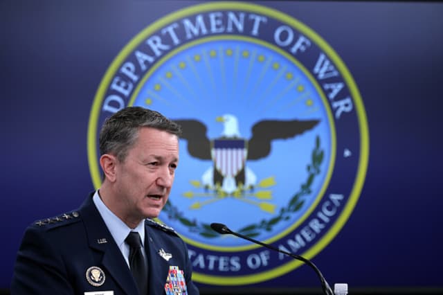 El presidente del Estado Mayor Conjunto, general Dan Caine, habla durante una rueda de prensa en el Pentágono el 2 de marzo de 2026 en Arlington, Virginia. El secretario de Guerra, Pete Hegseth, y el general Caine celebraron la rueda de prensa para informar sobre la operación Epic Fury. (Alex Wong/Getty Images).