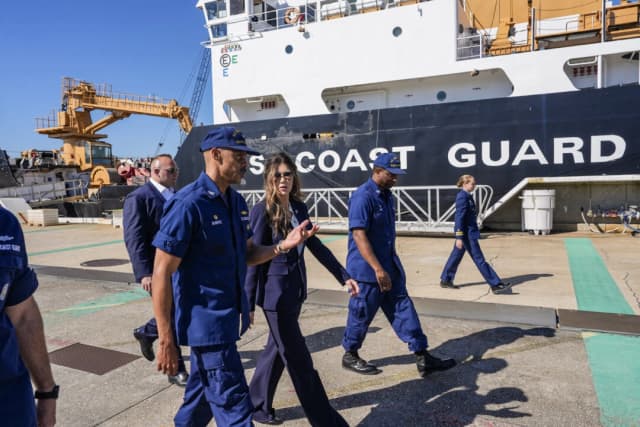 La secretaria de Seguridad Nacional, Kristi Noem, participa en una visita a la Estación de la Guardia Costera de EE. UU. en Charleston, Carolina del Sur, el 7 de noviembre de 2025. (Alex Brandon, Pool/AP photo)