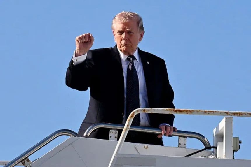 El presidente de Estados Unidos, Donald Trump, sube al Air Force One en el Aeropuerto Internacional de Palm Beach el 1 de marzo de 2026 en West Palm Beach, Florida. El presidente de los Estados Unidos, Donald Trump, anunció el sábado por la mañana que los Estados Unidos e Israel habían lanzado un ataque contra Irán. (Roberto Schmidt/Getty Images)