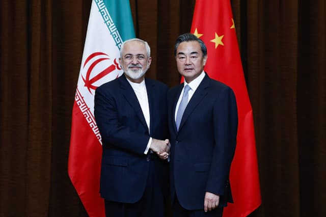 El ministro de Asuntos Exteriores de China, Wang Yi (derecha), estrecha la mano del ministro de Asuntos Exteriores de Irán, Javad Zarif, antes de una reunión bilateral celebrada el 15 de septiembre de 2015 en Beijing, China. Invitado por el ministro de Asuntos Exteriores Wang Yi, el ministro de Asuntos Exteriores de la República Islámica de Irán, Mohamed Javad Zarif, iniciará una visita oficial a China el 15 de septiembre de 2015 en Beijing, China. (Lintao Zhang/Pool/Getty Images).