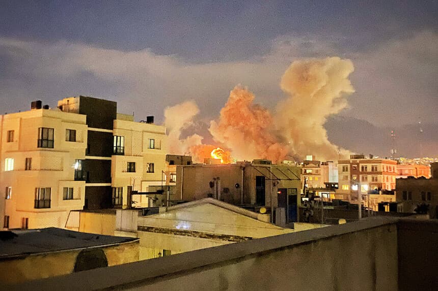Columnas de humo se elevan tras las explosiones registradas supuestamente cerca del Ministerio de Inteligencia de Irán en la calle Araqi de Teherán el 1 de marzo de 2026. (Mowj / Middle East Images / AFP a través de Getty Images)