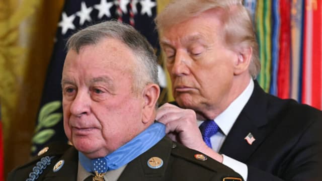 Trump entrega Medalla de Honor a tres soldados estadounidenses en la Casa Blanca