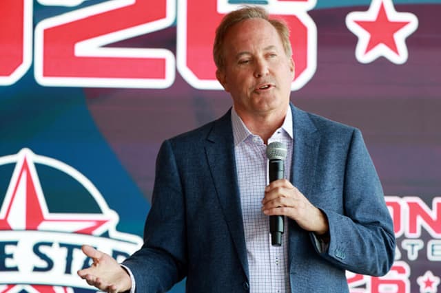 El fiscal general de Texas, Ken Paxton, hace campaña como candidato republicano al Senado de los Estados Unidos en un acto celebrado el 28 de febrero de 2026 en Fort Worth, Texas. Paxton se enfrentará al senador John Cornyn (R-TX) y al representante Wesley Hunt (R-TX) por el escaño en el Senado en las primarias del 3 de marzo. (Richard Rodríguez/Getty Images).