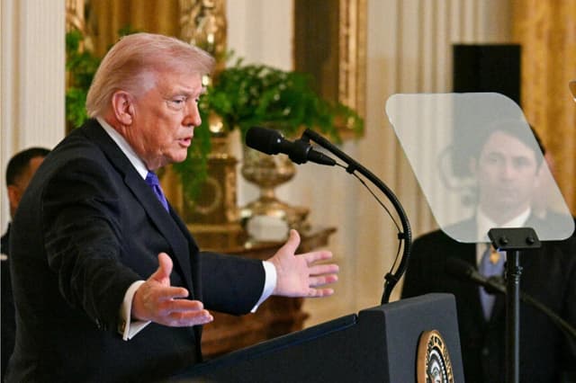 El presidente Donald Trump habla durante una ceremonia de la Medalla de Honor en el Salón Este de la Casa Blanca en Washington el 2 de marzo de 2026. (Jim Watson/AFP vía Getty Images)