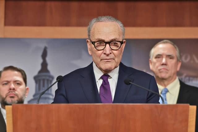 WASHINGTON, DC - 26 DE FEBRERO: El líder de la minoría del Senado de Estados Unidos, Chuck Schumer (D-NY), habla durante una conferencia de prensa sobre los archivos Epstein en el Capitolio el 26 de febrero de 2026 en Washington, DC. Los demócratas del Senado celebraron la conferencia de prensa para discutir las medidas de supervisión adicionales que tomarían desde que la Ley de Transparencia de los Archivos Epstein entró en vigor. A Schumer se unieron el senador Rubén Gallego (D-AZ) y el senador Jeff Merkley (D-OR). (Foto de Anna Moneymaker/Getty Images).