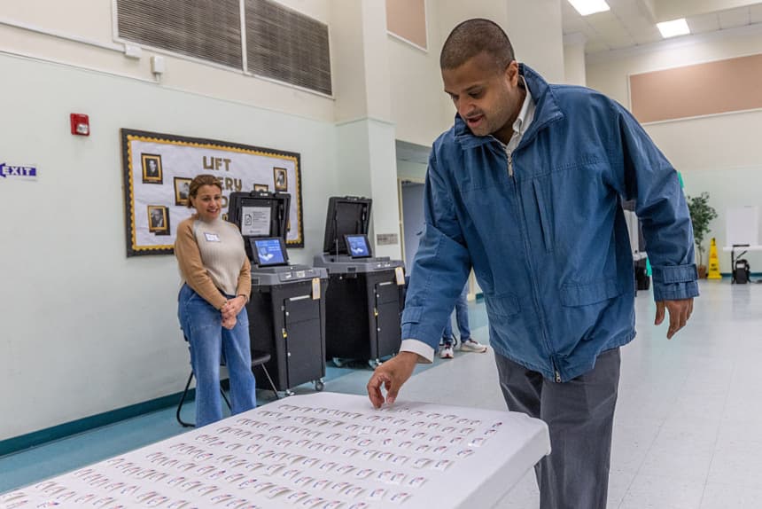 Votantes recogen calcomanías en la Iglesia Bautista Primitiva Greater Mount Moriah, Precinto 11 del Condado de Mecklenburg, tras emitir su voto en las Elecciones Primarias de 2026 el 3 de marzo de 2026 en Charlotte, Carolina del Norte. (Grant Baldwin/Getty Images)