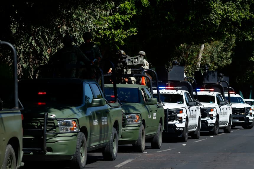 Integrantes de la Guardia Nacional y del Ejercito de México vigilan las inmediaciones del panteón Recinto de la Paz, este lunes en el municipio de Zapopan, Jalisco (EFE/ Francisco Guasco)
