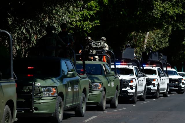 Integrantes de la Guardia Nacional y del Ejercito de México vigilan las inmediaciones del panteón Recinto de la Paz, este lunes en el municipio de Zapopan, Jalisco (EFE/ Francisco Guasco)