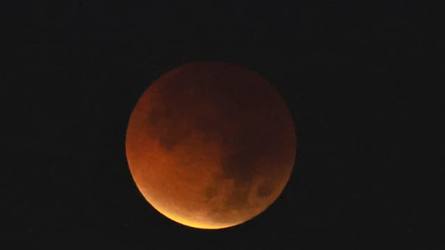 Eclipse total tiñe de rojo la Luna desde Japón hasta América