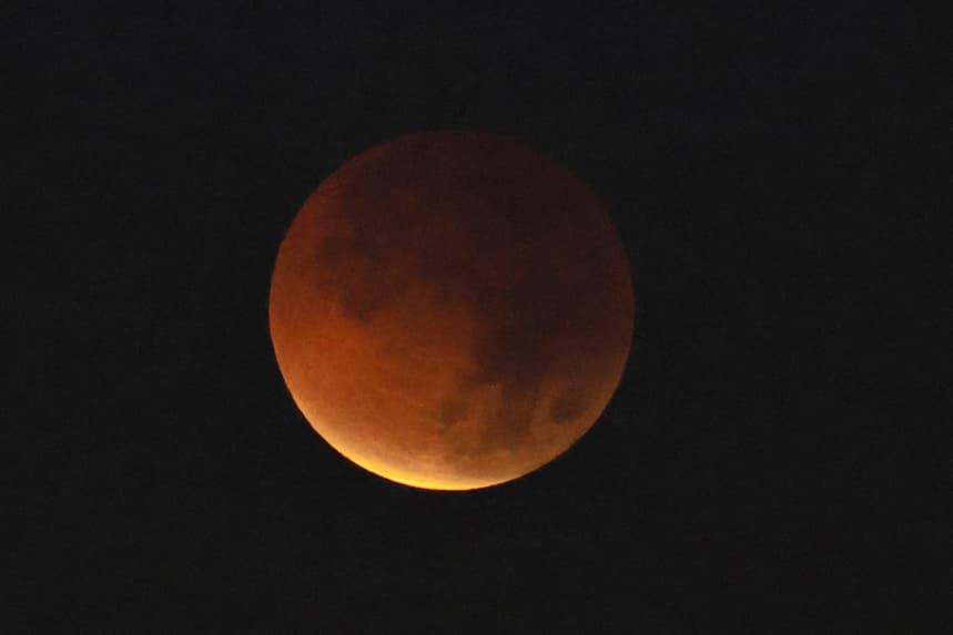 Evolución del eclipse total de luna este martes, en ciudad de Panamá (Panamá). Un eclipse lunar total dejó una 'Luna de sangre' que será visible durante aproximadamente una hora desde el este de Asia hasta América central y del norte. (EFE/ Bienvenido Velasco)