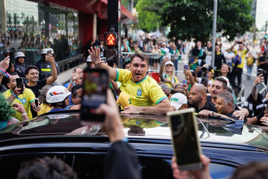 El senador Flávio Bolsonaro saluda a simpatizantes este 1 de marzo de 2026, en Sao Paulo, Brasil. (EFE/ Isaac Fontana)