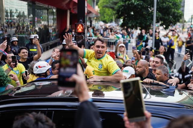 El senador Flávio Bolsonaro saluda a simpatizantes este 1 de marzo de 2026, en Sao Paulo, Brasil. (EFE/ Isaac Fontana)