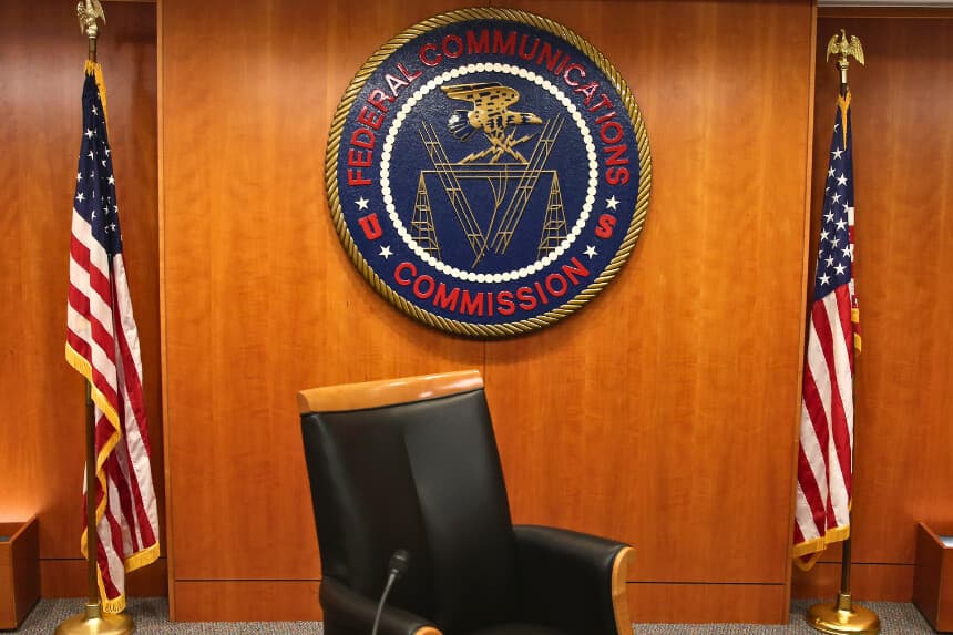 WASHINGTON, DC - 26 DE FEBRERO: El sello de la Comisión Federal de Comunicaciones cuelga detrás de la silla del comisionado Tom Wheeler dentro de la sala de audiencias de la sede de la FCC el 26 de febrero de 2015 en Washington, DC. La Comisión votará sobre las normas de Internet, basadas en múltiples fuentes de la autoridad legal de la Comisión, para garantizar que los estadounidenses se beneficien de una Internet abierta. (Foto de Mark Wilson/Getty Images).