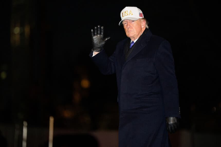 El presidente de los Estados Unidos, Donald Trump, baja del Marine One en el Jardín Sur al llegar a la Casa Blanca en Washington, D.C., el 1 de febrero de 2026. (Aaron Schwartz / AFP vía Getty Images).