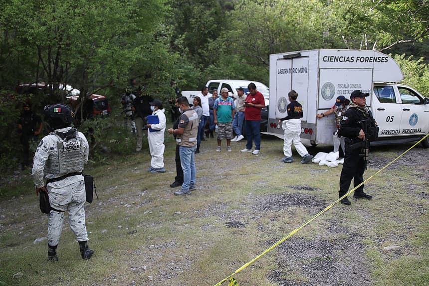 Integrantes de la Guardia Nacional y de la Policía Municipal custodian la zona donde se localizó el cuerpo sin vida en Guerrero. Imagen de archivo. (EFE/ José Luis de la Cruz)
