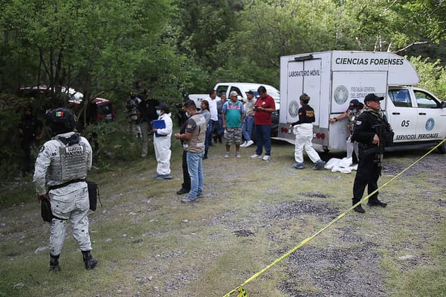 Integrantes de la Guardia Nacional y de la Policía Municipal custodian la zona donde se localizó el cuerpo sin vida en Guerrero. Imagen de archivo. (EFE/ José Luis de la Cruz)