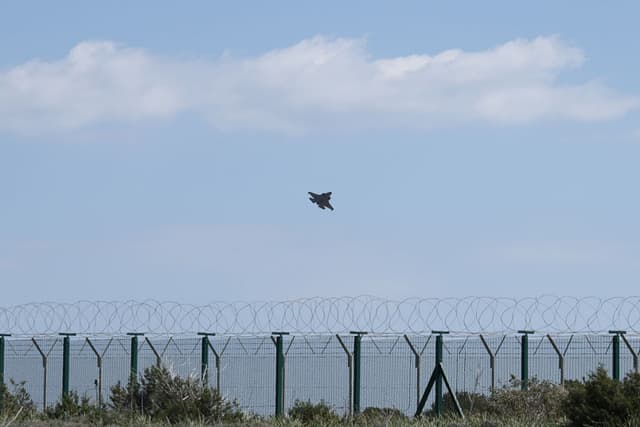 Un avión militar despega de la base de la RAF Akrotiri el 2 de marzo de 2026 en Akrotiri, Chipre. Un dron de fabricación iraní se estrelló contra la base de la RAF Akrotiri en Chipre. (Alexis Mitas/Getty Images)