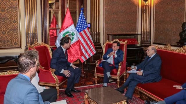 El nuevo presidente de Perú y el embajador de EE. UU. reafirman relación estratégica bilateral