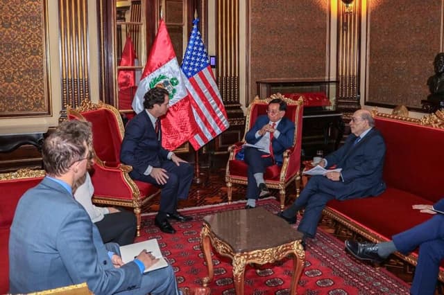 Fotografía difundida por la Presidencia del Perú del presidente en transición, José María Balcázar (c-d), reunido con el embajador de Estados Unidos en el país, Bernie Navarro (c-i), este lunes, en Lima, Perú. (EFE/ Presidencia del Perú)