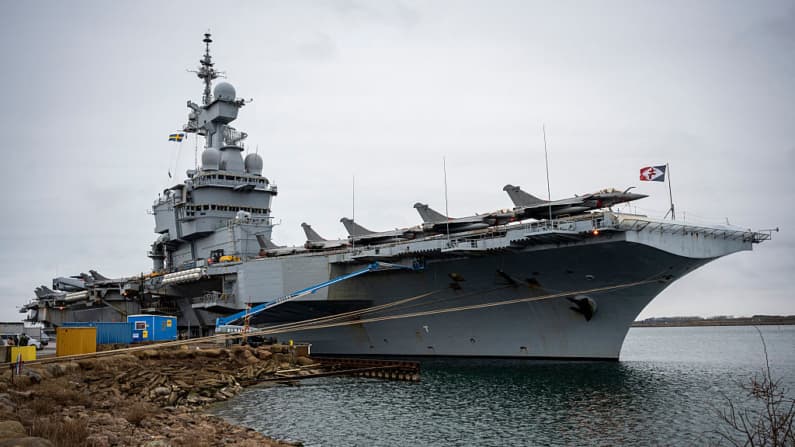 Francia despliega su portaaviones nuclear al Mediterráneo: Macron