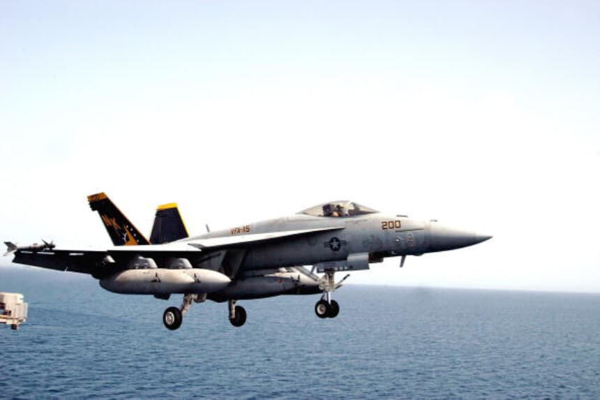 Un F/A 18E Super Hornet asignado al Escuadrón de Cazas de Ataque Uno Uno Cinco (VFA-115) "Eagles" despeja la cubierta de vuelo durante operaciones de vuelo de combate a bordo del USS Abraham Lincoln el 25 de marzo de 2003 en el Golfo Arábigo. El portaaviones se despliega para apoyar la guerra en Irak. (Philip A. McDaniel/Marina de los Estados Unidos/Getty Images).