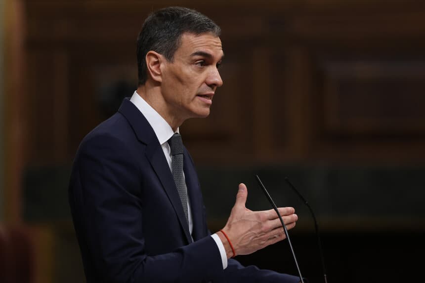El presidente pañol, Pedro Sánchez, gesticula mientras se dirige al Parlamento sobre la tragedia ferroviaria de enero en el Congreso de Madrid, el 11 de febrero de 2026. Dos accidentes ferroviarios han puesto en tela de juicio la seguridad ferroviaria en España. La colisión de dos trenes de alta velocidad en la región meridional de Andalucía se cobró 46 vidas y el mes pasado un accidente de tren regional en Cataluña causó la muerte de una persona. (Foto de Pierre-Philippe MARCOU / AFP a través de Getty Images).