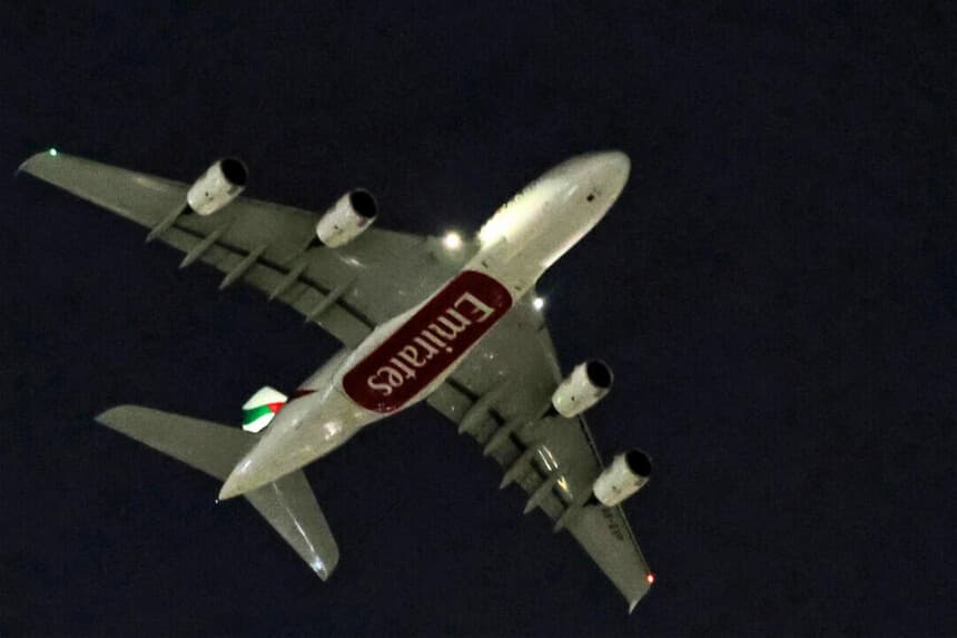 Un avión de pasajeros Airbus A380 de Emirates despega del Aeropuerto Internacional de Dubái el 2 de marzo de 2026. (Fadel Senna/AFP a través de Getty Images).