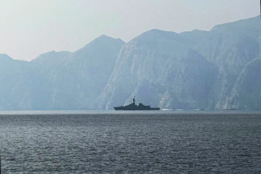 Un buque de la Armada navega por el estrecho de Ormuz, Irán, el 1 de marzo de 2026. (Sahar Al Attar/AFP a través de Getty Images).