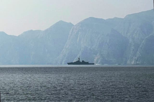 Un buque de la Armada navega por el estrecho de Ormuz, Irán, el 1 de marzo de 2026. (Sahar Al Attar/AFP a través de Getty Images).