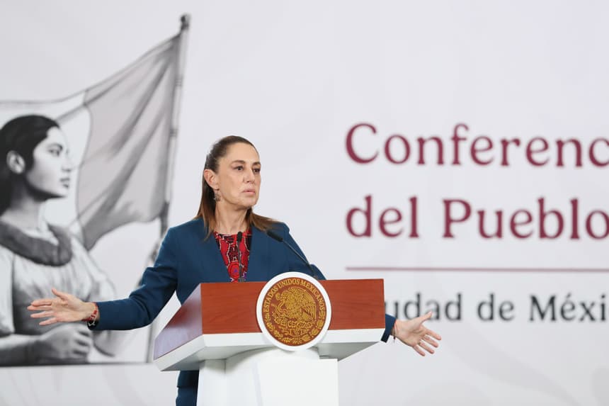 La presidenta de México, Claudia Sheinbaum, habla durante una rueda de prensa este miércoles, en el Palacio Nacional de la Ciudad de México (EFE/ Mario Guzmán)