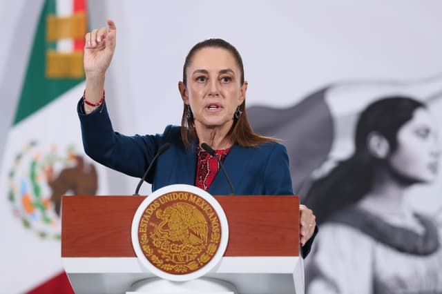 La presidenta de México, Claudia Sheinbaum, habla durante una rueda de prensa este miércoles en Palacio Nacional de la Ciudad de México (EFE/Mario Guzmán)