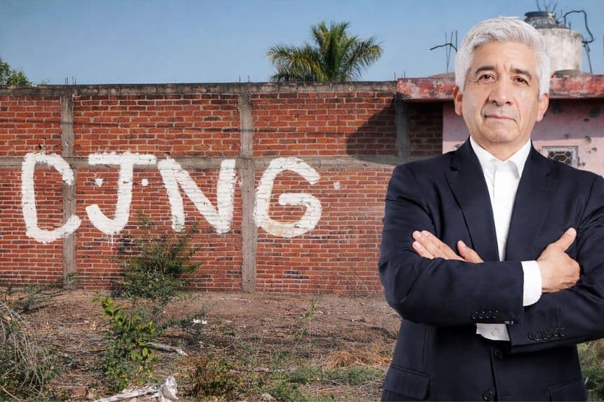 Diseño de The Epoch Times. Fotografía de un muro en Michoacán. (ENRIQUE CASTRO/AFP via Getty Images) | El periodista Raúl Fraga Juárez. (Cortesía: Raúl Fraga)