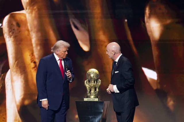El presidente Donald Trump recibe el Premio de la Paz de la FIFA de manos del presidente de la FIFA, Gianni Infantino, durante el sorteo oficial de la Copa Mundial de la FIFA 2026, celebrado en el Centro John F. Kennedy para las Artes Escénicas de Washington el 5 de diciembre de 2025. (Andrew Harnik/Getty Images).