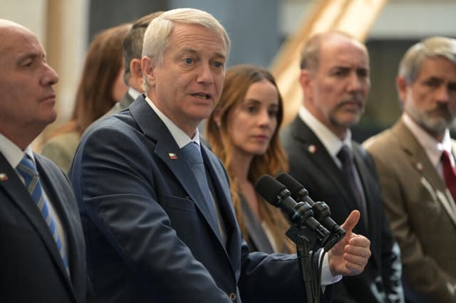 El presidente electo de Chile, José Antonio Kast, habla con los medios de comunicación tras una reunión con el presidente Gabriel Boric en Santiago el 3 de marzo de 2026. (Rodrigo ARANGUA / AFP a través de Getty Images)