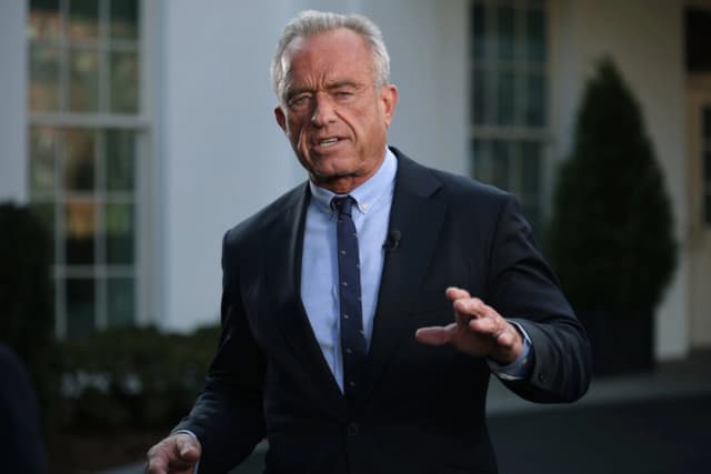 El secretario de Salud, Robert F. Kennedy Jr., habla en Washington el 7 de enero de 2026. (Alex Wong/Getty Images)