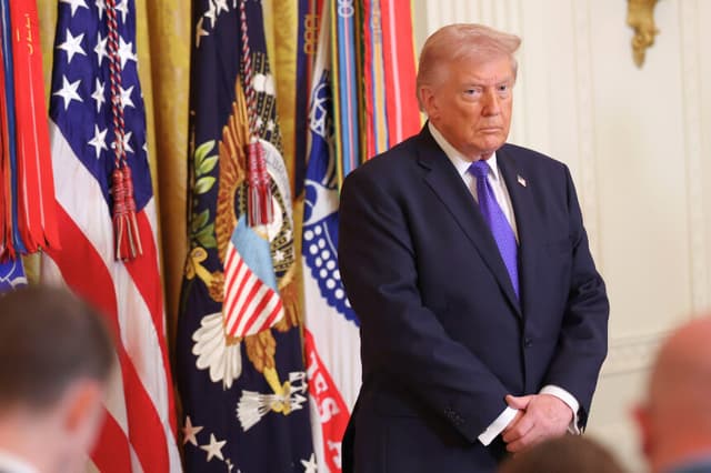 WASHINGTON, DC - 2 DE MARZO: El presidente de Estados Unidos, Donald Trump, llega a la ceremonia de entrega de la Medalla de Honor en el Salón Este de la Casa Blanca el 2 de marzo de 2026 en Washington, DC. Trump otorgó a tres soldados la más alta condecoración militar: al sargento mayor Roddie Edmonds, fallecido en 1985, por proteger a prisioneros judíos de los guardias nazis durante la Segunda Guerra Mundial; al entonces sargento Terry Richardson, por salvar la vida de 85 compañeros durante la guerra de Vietnam; y al sargento Michael Ollis, fallecido en la guerra de Afganistán al proteger a otro soldado de un terrorista suicida. (Foto de Win McNamee/Getty Images).