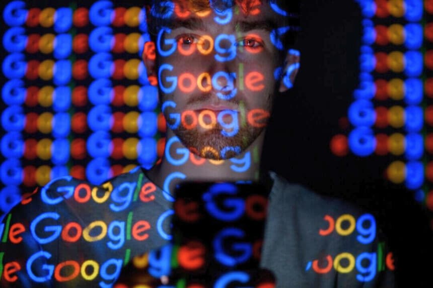 El logotipo de Google se proyecta sobre un hombre en esta ilustración fotográfica. (Leon Neal/Getty Images).