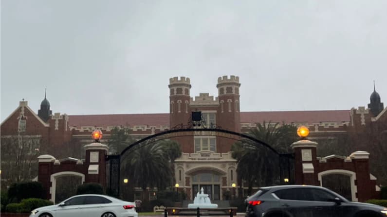 Universidades públicas de Florida suspenden la contratación de extranjeros con visados H-1B