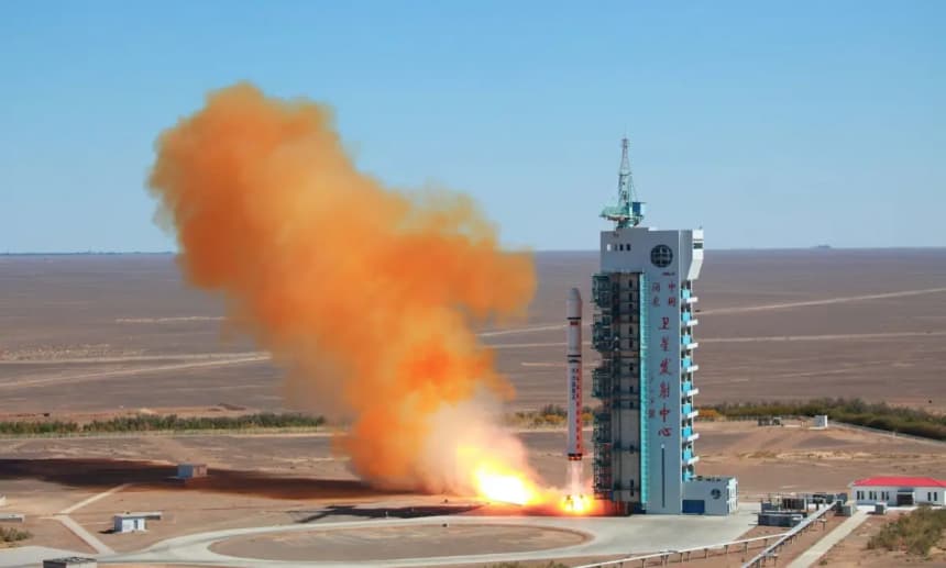 Un cohete chino despega con el satélite venezolano de observación de la Tierra desde la provincia de Gansu, China, el 29 de septiembre de 2012. Los programas espaciales de China están dirigidos por su ejército. (AFP/Getty Images)