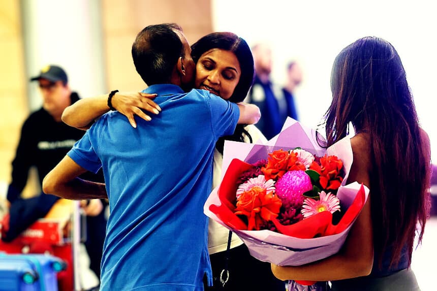 Pasajeros llegan en un vuelo procedente de Dubái al Aeropuerto Internacional Kingsford Smith de Sídney el 4 de marzo de 2026. Miles de vuelos se han retrasado o cancelado, ya que las aerolíneas suspenden los servicios a Oriente Medio tras los ataques de Estados Unidos e Israel contra Irán. (Izhar KHAN / AFP a través de Getty Images)