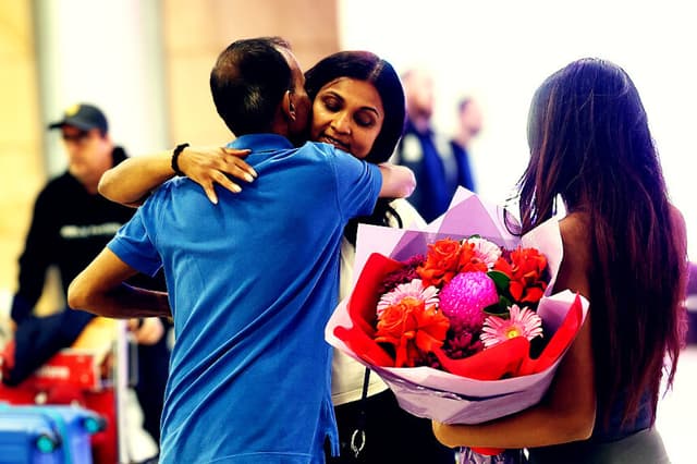 Pasajeros llegan en un vuelo procedente de Dubái al Aeropuerto Internacional Kingsford Smith de Sídney el 4 de marzo de 2026. Miles de vuelos se han retrasado o cancelado, ya que las aerolíneas suspenden los servicios a Oriente Medio tras los ataques de Estados Unidos e Israel contra Irán. (Izhar KHAN / AFP a través de Getty Images)