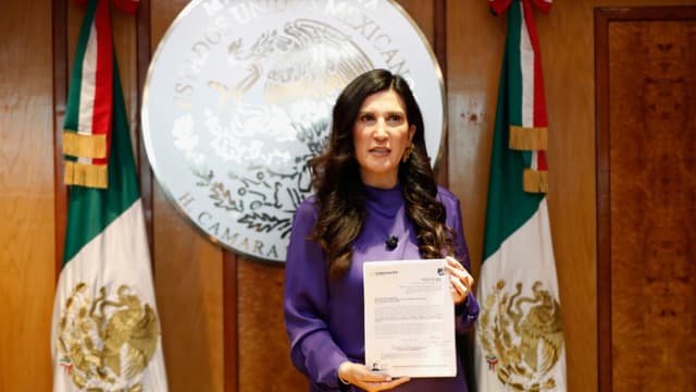 Diputados reciben propuesta de reforma electoral presentada por Sheinbaum