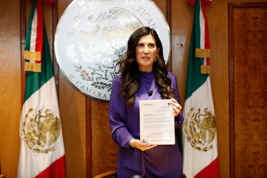 Fotografía cedida por la Cámara de Diputados, de su presidenta, Kenia López, mostrando un documento durante una sesión de este miércoles, en Ciudad de México. La Cámara de Diputados de México recibió la polémica iniciativa presidencial de reforma electoral de la presidenta, Claudia Sheinbaum, que contiene 10 cambios constitucionales que incluyen modificar el sistema de representación proporcional, reducir el financiamiento electoral y prohibir la reelección inmediata a partir de 2030. (EFE/ Cámara de Diputados)