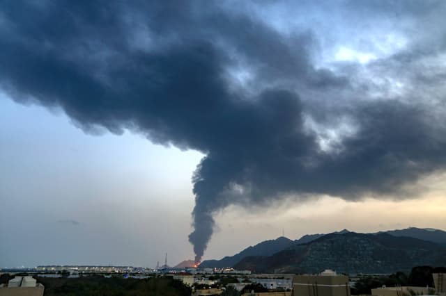 Se puede ver un gran incendio y una columna de humo después de que los restos de un dron iraní impactaran en una instalación petrolera, en Fujairah, Emiratos Árabes Unidos, el 3 de marzo de 2026. (AP Photo/Altaf Qadri)