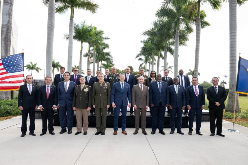 Fotografía divulgada por el Departamento de Guerra de Estados Unidos donde aparece su titular, Pete Hegseth (c), posando junto a integrantes de delegaciones de países latinoamericanos, durante la conferencia de las 'Américas contra los carteles' celebrada este jueves en Doral, Florida, EE.UU. (EFE/Departamento de Guerra de EE.UU.)