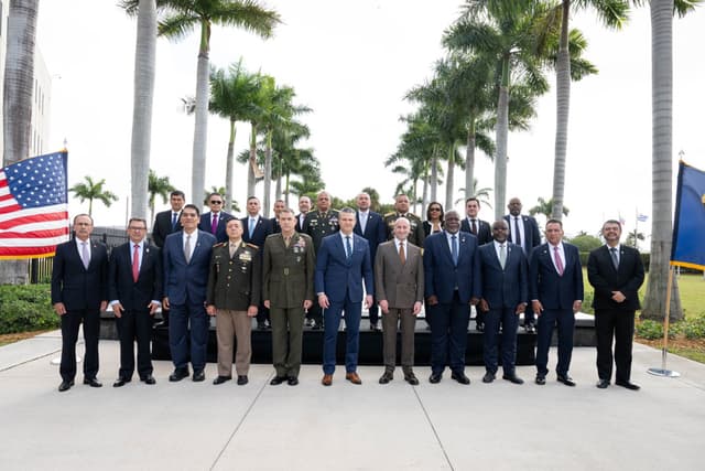 Fotografía divulgada por el Departamento de Guerra de Estados Unidos donde aparece su titular, Pete Hegseth (c), posando junto a integrantes de delegaciones de países latinoamericanos, durante la conferencia de las 'Américas contra los carteles' celebrada este jueves en Doral, Florida, EE.UU. (EFE/Departamento de Guerra de EE.UU.)